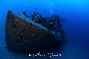 Wreck and divers by Vittorio Durante 